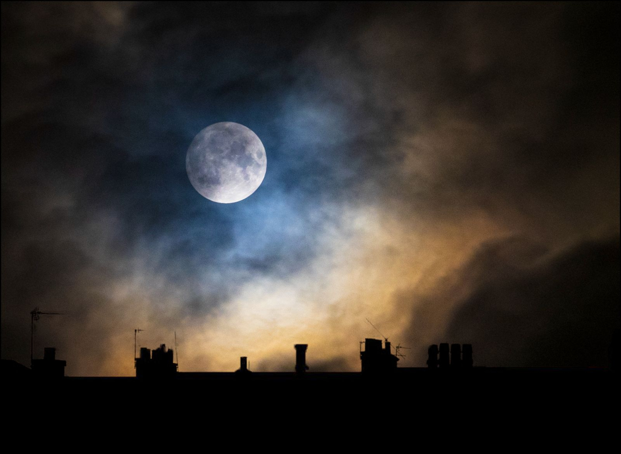 Picture of Blue Moon over the Rooftops by Stephen Sinclair